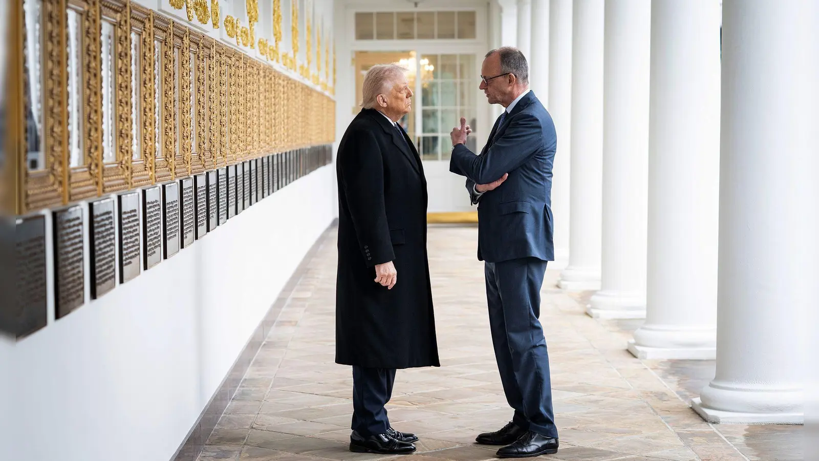 Trump (l.) greift Merz (r.) noch mal online an. (Archivbild) (Foto: Guido Bergmann/Presse- und Informationsamt der/dpa)