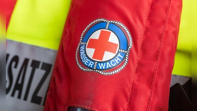 Wasserwacht, Feuerwehr und Polizei waren schon am Freitagabend mit einem Großaufgebot im Einsatz. (Symbolbild) (Foto: Peter Kneffel/dpa)