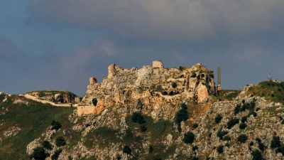 Die Kreuzritterfestung Beaufort, die israelische Soldaten eingenommen haben, liegt in der Nähe eines nordöstlichen Ausläufers der israelischen Grenze.  (Foto: Stringer/dpa)