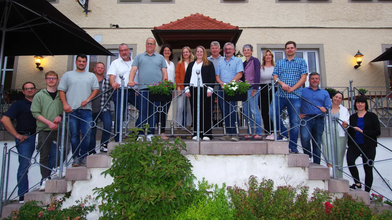 Hier zeigen sich nach der Wahl die 17 anwesenden CSU-Bewerber auf der Treppe des Gasthofs „Brauhaus”.<br>In der Mitte Gemeinde-Kämmerin Patrizia Fierus, die Bürgermeisterkandidatin 2026. (Foto: Heinz Wraneschitz Redaktionsbüro bildtext.de)