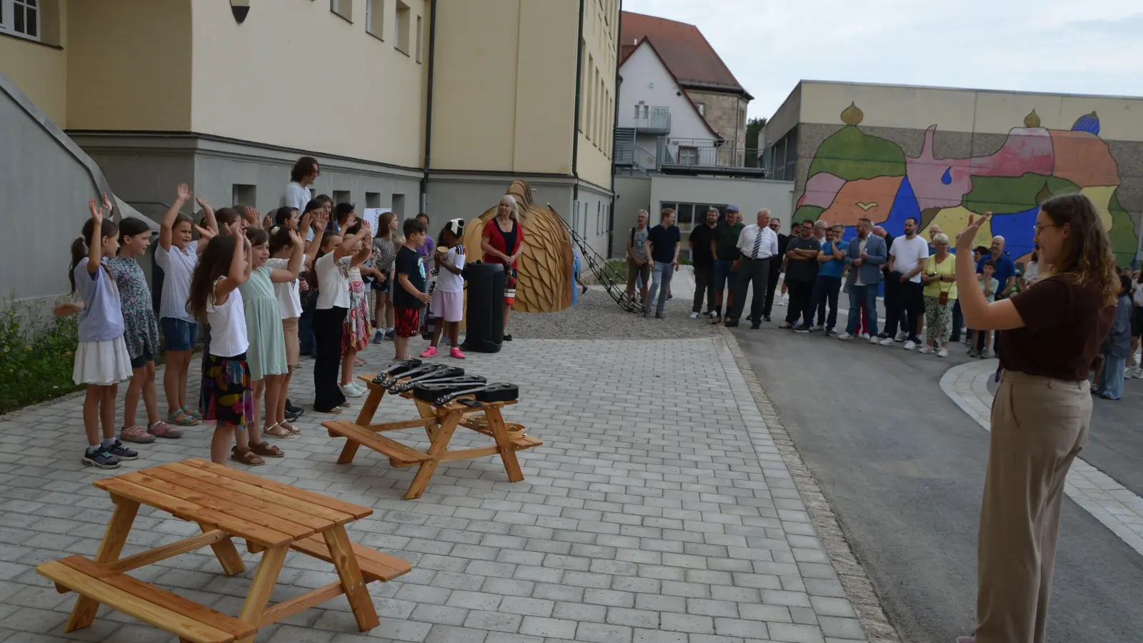 Der Chor und die Ukulele-Gruppe (links) der Grundschule Neues Schloss sorgten für den Auftakt der Pausenhof-Einweihung (Foto: Patrick Lauer)