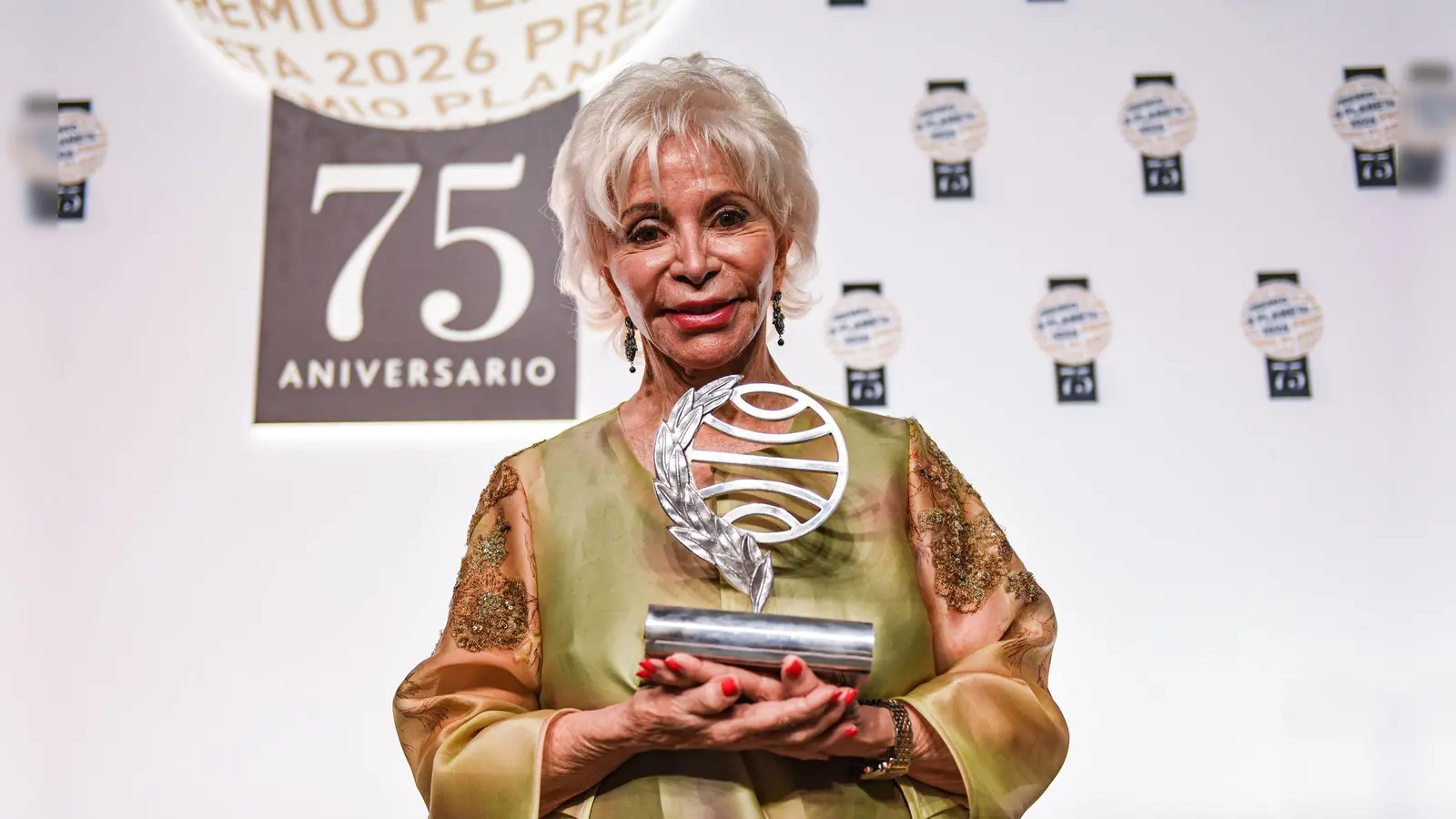 Die chilenische Bestsellerautorin Isabel Allende hält den mit einer Million Euro dotierten 75. Planata-Preis bei einer Gala in Barcelona.  (Foto: Alberto Paredes/EUROPA PRESS/dpa)