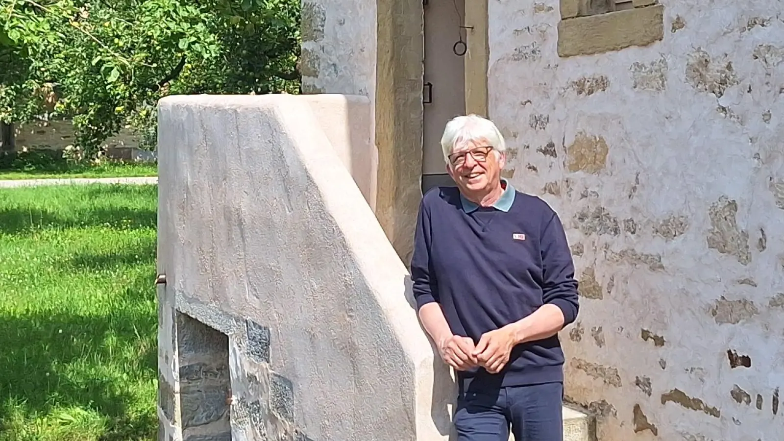 Der Abschied von den historischen Gebäuden, hier die Synagoge aus Allersheim, fällt Herbert May, der bis Ende September Leiter des Fränkischen Freilandmuseums sein wird, schwer. (Foto: Daniela Ramsauer)