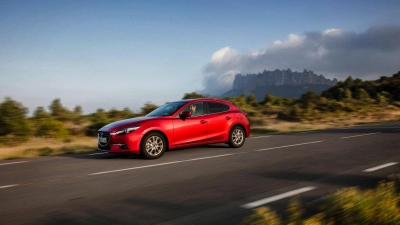 Kunstvoll gezeichneter Kompakter? Das müssen Sie selbst entscheiden - aber aus der Masse der Konkurrenz dürfte der Mazda3 schon herausstechen. (Foto: Mazda/dpa-tmn)