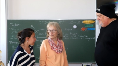 Der frühere Strafgefangene Tilmar F. war bei seinem Besuch in der Friedrich-Güll-Schule im Gespräch mit Rektorin Karin Promm (Mitte) und Klassenlehrerin Özlem Al-Müller. (Foto: Oliver Herbst)