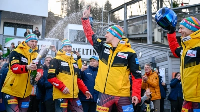 In Sektlaune: Felix Straub (Zweiter von links) mit den Anschieberkollegen Thorsten Margis und Alexander Schüller (links) nach dem Gewinn der Weltmeisterschaft in der Vorsaison. Francesco Friedrich (rechts) freut sich mit. (Foto: BSD/Viesturs Lacis)