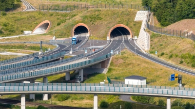 Wissen für den Ernstfall: Wer durch einen Tunnel fährt, sollte die Verhaltensregeln für Notfälle kennen. (Foto: Christopher Schmid/Fernstraßen-Bundesamt/dpa-tmn)