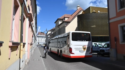 Konfliktträchtige Verkehrssituation: In der engen Bischof-Meiser-Straße kommen sich immer wieder Busse und andere Verkehrsteilnehmer gefährlich nah. (Foto: Wolfgang Grebenhof)