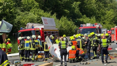 Rettungsdienste und Polizei arbeiten an der Unfallstelle, nachdem ein Segelflugzeug auf die A45 gestürzt ist.  (Foto: Berthold Stamm/dpa)