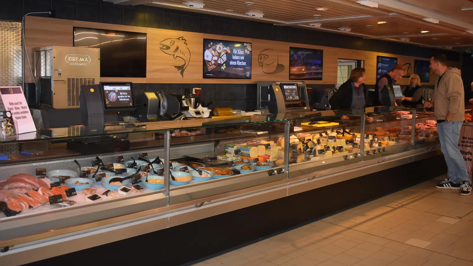 Der Metzgerbereich soll im Rahmen der umfangreichen Modernisierung- und Umbauarbeiten neu gestaltet werden. Deshalb bleibt er eine Weile geschlossen, teilte Alexander Suschkow (rechts) mit. (Foto: Ute Niephaus)