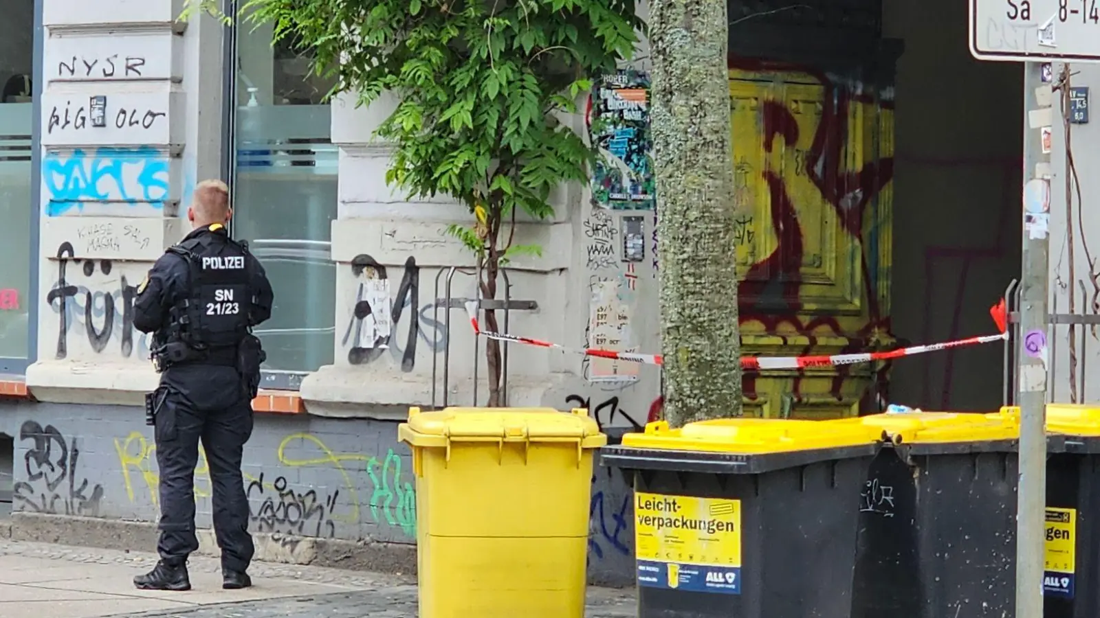 Zwei Wochen nach der Störaktion dursucht die Polizei unter anderem eine Wohnung in Leipzig.  (Foto: Tobias Junghannß/dpa)