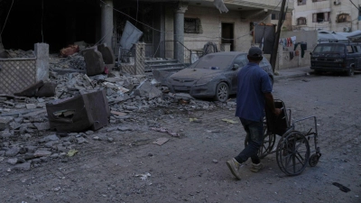 Bei dem israelischen Luftangriff auf einen Hamas-Führer wurden nach Angaben von Rettungskräften mindestens fünf Palästinenser getötet.  (Foto: Jehad Alshrafi/AP/dpa)