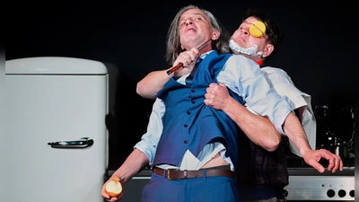 Gefährliche Recherche: Privatdetektiv Muldoon schnüffelt im Ameisenbau herum. Prompt wird er erwischt – eine Szene mit Frank Siebenschuh (links) und Niklas Schüler. (Foto: Jim Albright)