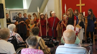 Eine Kindergruppe aus Thüringen führte das Musical „Der barmherzige Samariter” im Seniorenheim Neumühle auf. (Foto: Alexander Rausch)