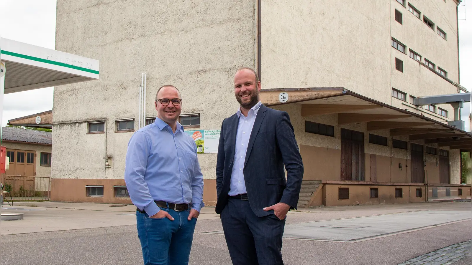 Timo (links) und Christian Ströbel vor dem Lagerhaus auf dem ehemaligen BayWa-Gelände. Hier wollen die Brüder demnächst ein groß angelegtes Wohnbauprojekt starten. (Foto: Ströbel Immobilien GmbH/Stefan Reihs)