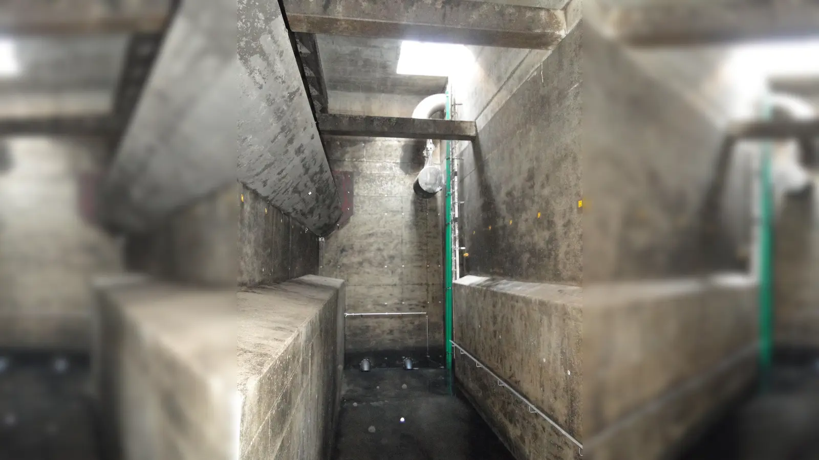 Hier sammelt sich der Schlamm aus dem Regenwasser-Abwasser-Gemisch. Ist dieser Speicher voll, fließt das Wasser über die Tauchwand links in den größeren Speicher. Die Tauchwand soll Schwimmstoffe wie Klopapier abhalten. (Foto: Winfried Vennemann)