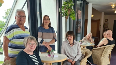 Irmgard Goldberg, Beate Reisch (stehend von links) sowie Karin Hofmann und Heimleiterin Heidi Bach (sitzend von links) freuen sich, dass das Brückencafé wieder an den Start geht. (Foto: Anna Franck)