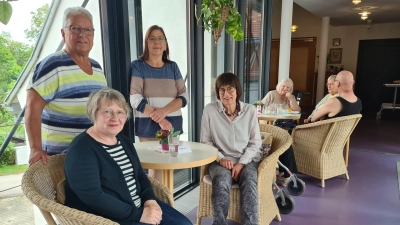 Irmgard Goldberg, Beate Reisch (stehend von links) sowie Karin Hofmann und Heimleiterin Heidi Bach (sitzend von links) freuen sich, dass das Brückencafé wieder an den Start geht. (Foto: Anna Franck)