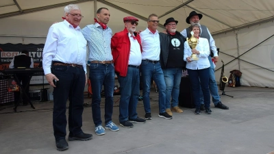Sie waren gekommen, um die Ehre der fränkischen Bratwurst zu verteidigen. Die „Mühlstaa Bänd” (von links nach rechts): Armin Kitzsteiner, Jürgen Stumpf, Helmut Baer, Andreas Daehne, Christian Baer (Bandleader), Karin Dietlein und Udo Wekemann. (Foto: Udo Wekemann)