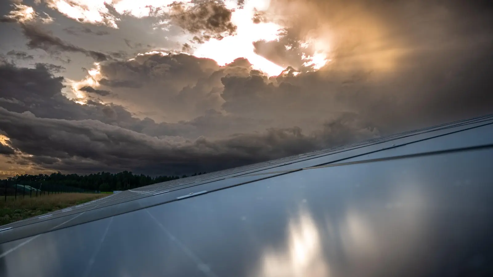 Diese Photovoltaik-Anlage bei Flachslanden dürfte am Montagabend wohl kaum noch Strom produziert haben. (Foto: René Chlopotowski)