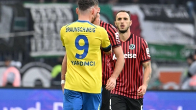 Erencan Yardimci von Eintracht Braunschweig fasst seinem Gegenspieler Boris Tomiak beim Derby gegen Hannover 96 mit beiden Händen an den Hals. (Foto: Swen Pförtner/dpa)