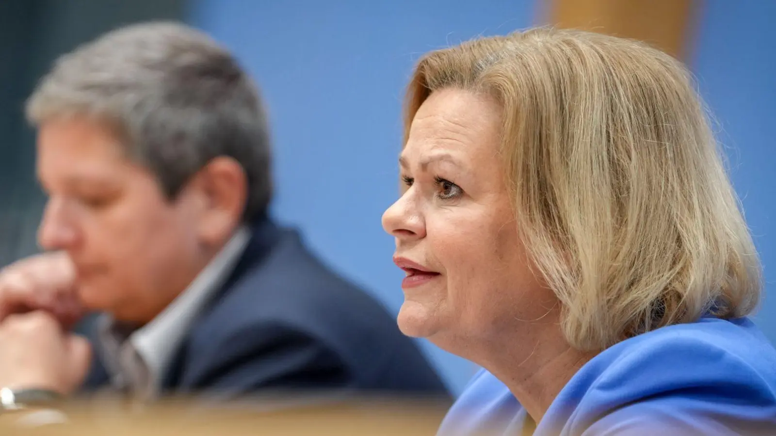 Innenministerin Nancy Faeser und BSI-Präsidentin Claudia Plattner bei der Vorstellung des BSI-Lageberichts. (Foto: Kay Nietfeld/dpa)