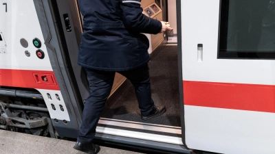 Der ICE L ist zwar stufenlos, fährt derzeit aber noch mit angemieteten Loks. (Archivbild) (Foto: Carsten Koall/dpa)
