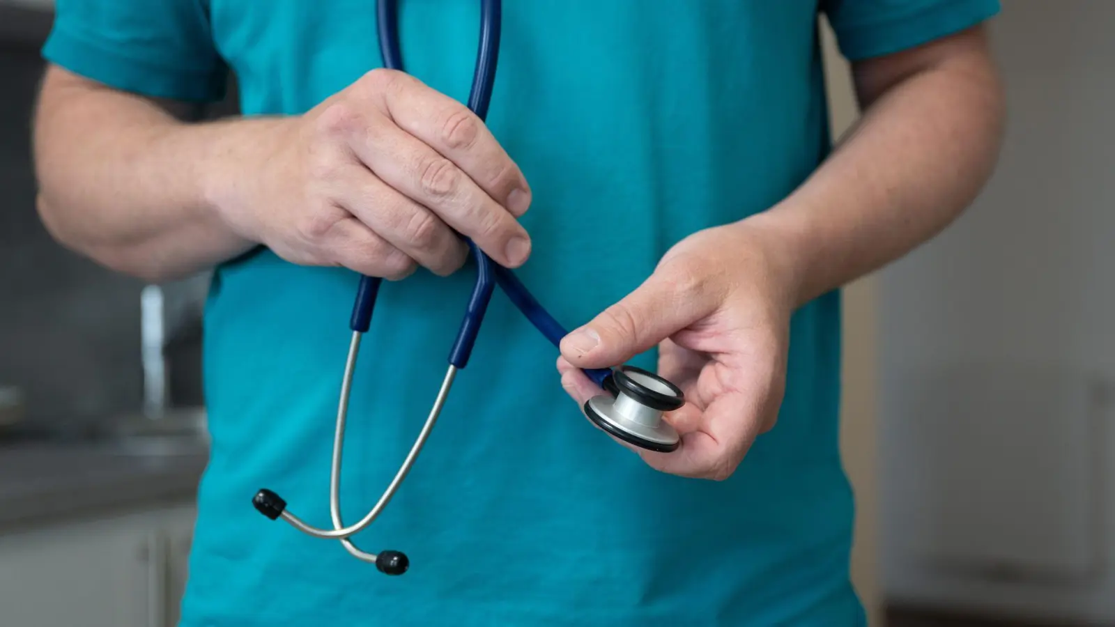 Vor allem bestimmte Routineaufgaben könnten Ärzte an Medizinische Fachangestellten abgeben, so der Vorschlag. (Foto: Sebastian Kahnert/dpa)