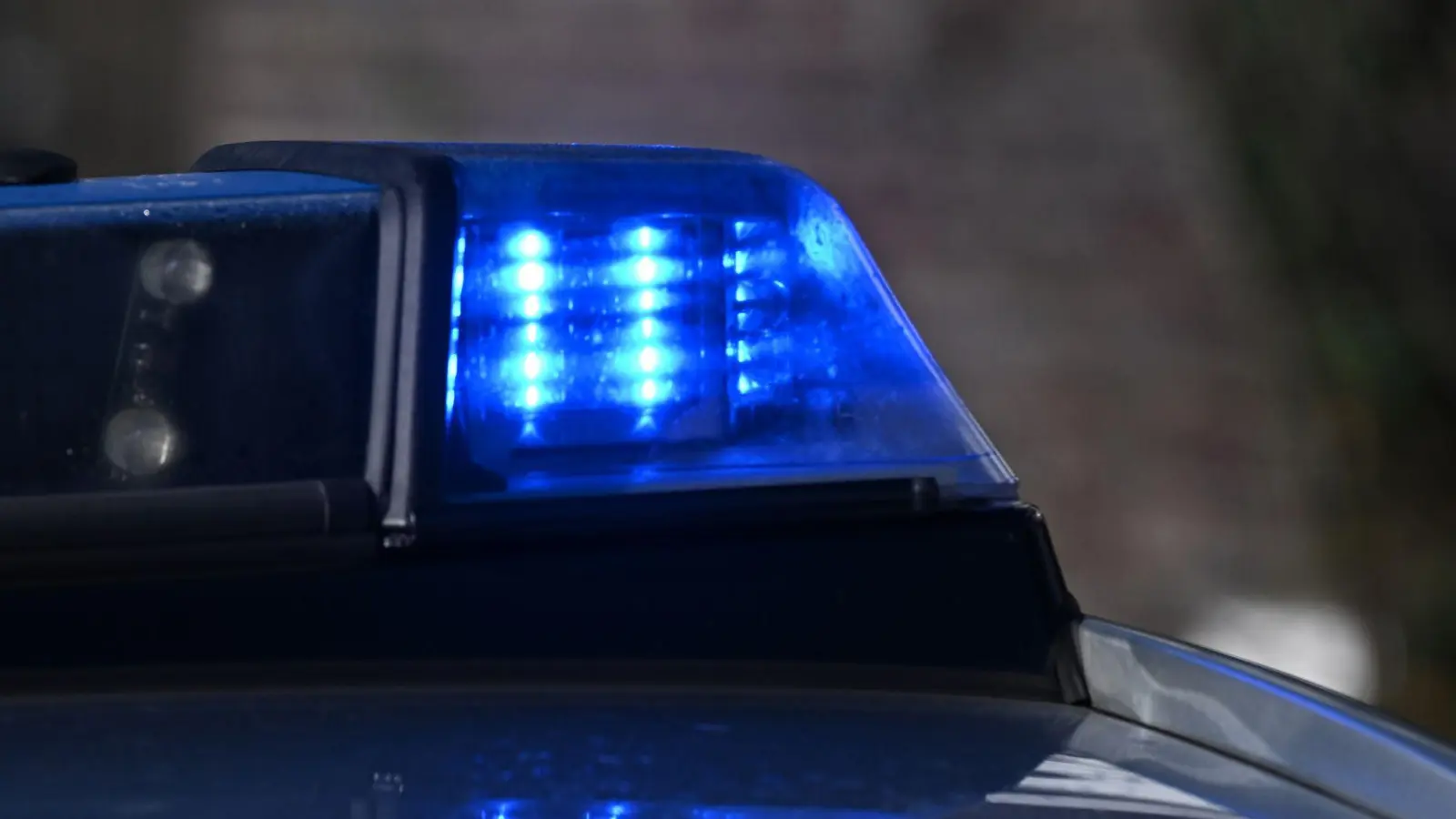 Per eCall wird die Polizei vom Smartphone selbst zum Einsatzort gerufen. (Symbolbild) (Foto: Bernd Weißbrod/dpa)
