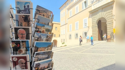 Noch fehlen vor dem Papstpalast in Castel Gandolfo die Postkarten mit Leo XIV. (Foto: Christoph Sator/dpa)
