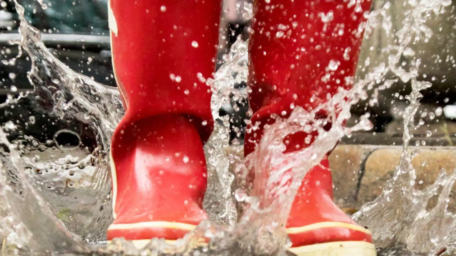 Plitsch-platsch: Kindergummistiefel gehören zu jeder Erkundungstour ins Naß dazu. (Foto: Christin Klose/dpa-tmn)