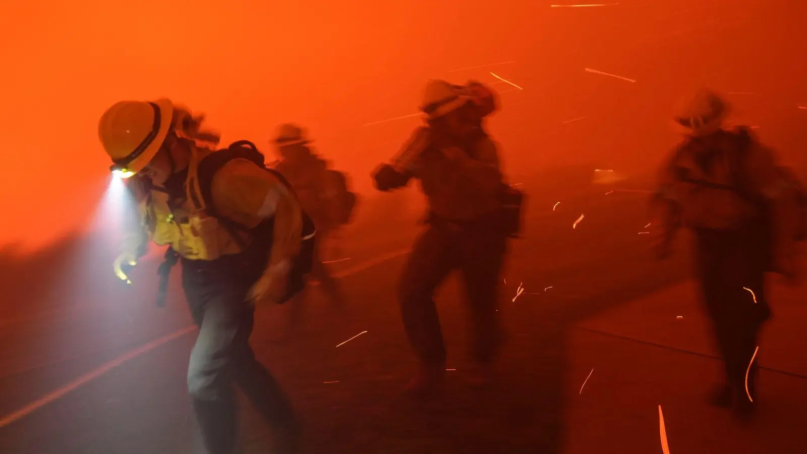 Im kalifornischen Malibu kämpft die Feuerwehr gegen einen rasch wachsenden Waldbrand. (Foto: Jae C. Hong/AP/dpa)