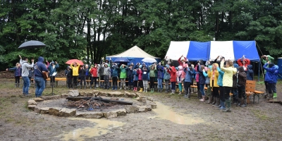 Regen und kühle Temperaturen schreckten die Teilnehmerinnen und Teilnehmer am Kinderzeltlager in Herper nicht ab. Morgens steht Bibelarbeit auf dem Programm. Dann wird ein christliches Thema aufgriffen und eine Geschichte dazu erzählt und gesungen. (Foto: Ute Niephaus)