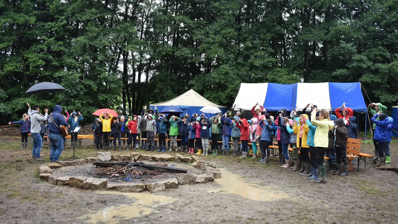 Regen und kühle Temperaturen schreckten die Teilnehmerinnen und Teilnehmer am Kinderzeltlager in Herper nicht ab. Morgens steht Bibelarbeit auf dem Programm. Dann wird ein christliches Thema aufgriffen und eine Geschichte dazu erzählt und gesungen. (Foto: Ute Niephaus)