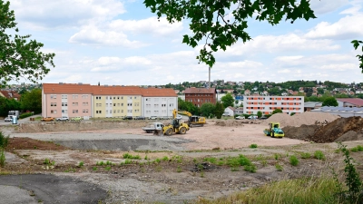 Die wild gewachsene Vegetation ist beseitigt, die ersten Erdarbeiten erledigt: Seit Ende Juni laufen die Arbeiten für das Wohnraumprojekt im Ansbacher Südosten. (Foto: Jim Albright)