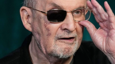 Der Autor Salman Rushdie liest in Potsdam aus seinen Erzählungen „Die elfte Stunde“. (Archivbild) (Foto: Richard Drew/AP/dpa)