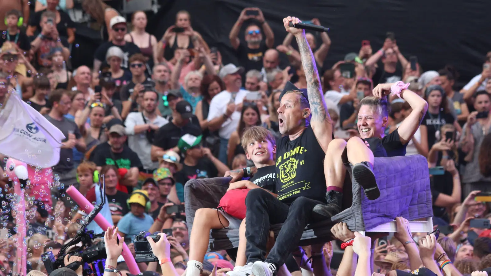 Für die Donots hat sich das Festival bei inzwischen 14 dort absolvierten Auftritten als zweites Wohnzimmer etabliert. Es musste also ein Sofa her, das aber nicht auf der Bühne blieb. Das Möbelstück, auf dem es sich Sänger Ingo Knollmann und zwei Fans gemütlich gemacht hatten, wurde von der Menge auf Händen getragen. (Foto: Jürgen Binder)