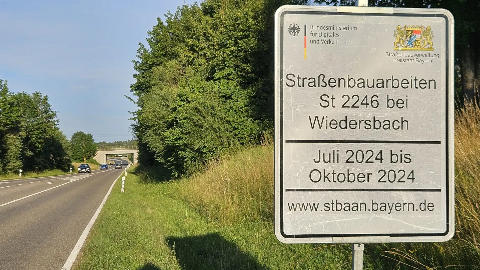 Weil die Bahnunterführung bei Wiedersbach (links im Bildhintergrund) umgebaut wird, muss die Staatsstraße wochenlang gesperrt werden. (Foto: Wolfgang Grebenhof)