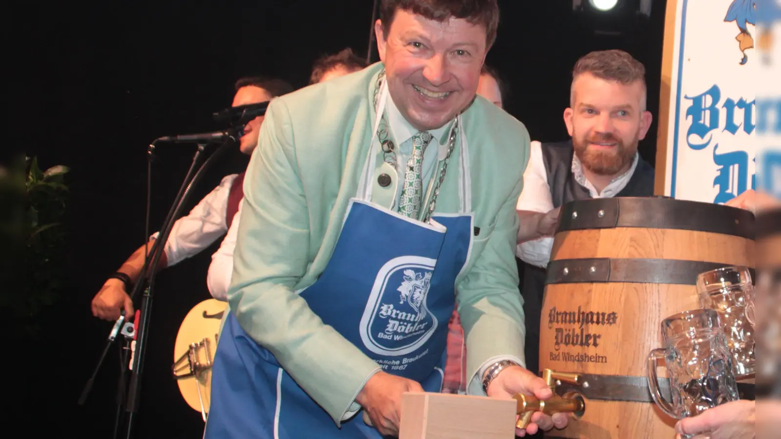 Wenn er den Hammer beim Frühlingsfest-Frühschoppen selbst in die Hand nimmt, ist es das letzte Fass Freibier, das Jürgen Heckel als Bürgermeister in Bad Windsheim anstechen wird. (Archivbild: Hans-Bernd Glanz)
