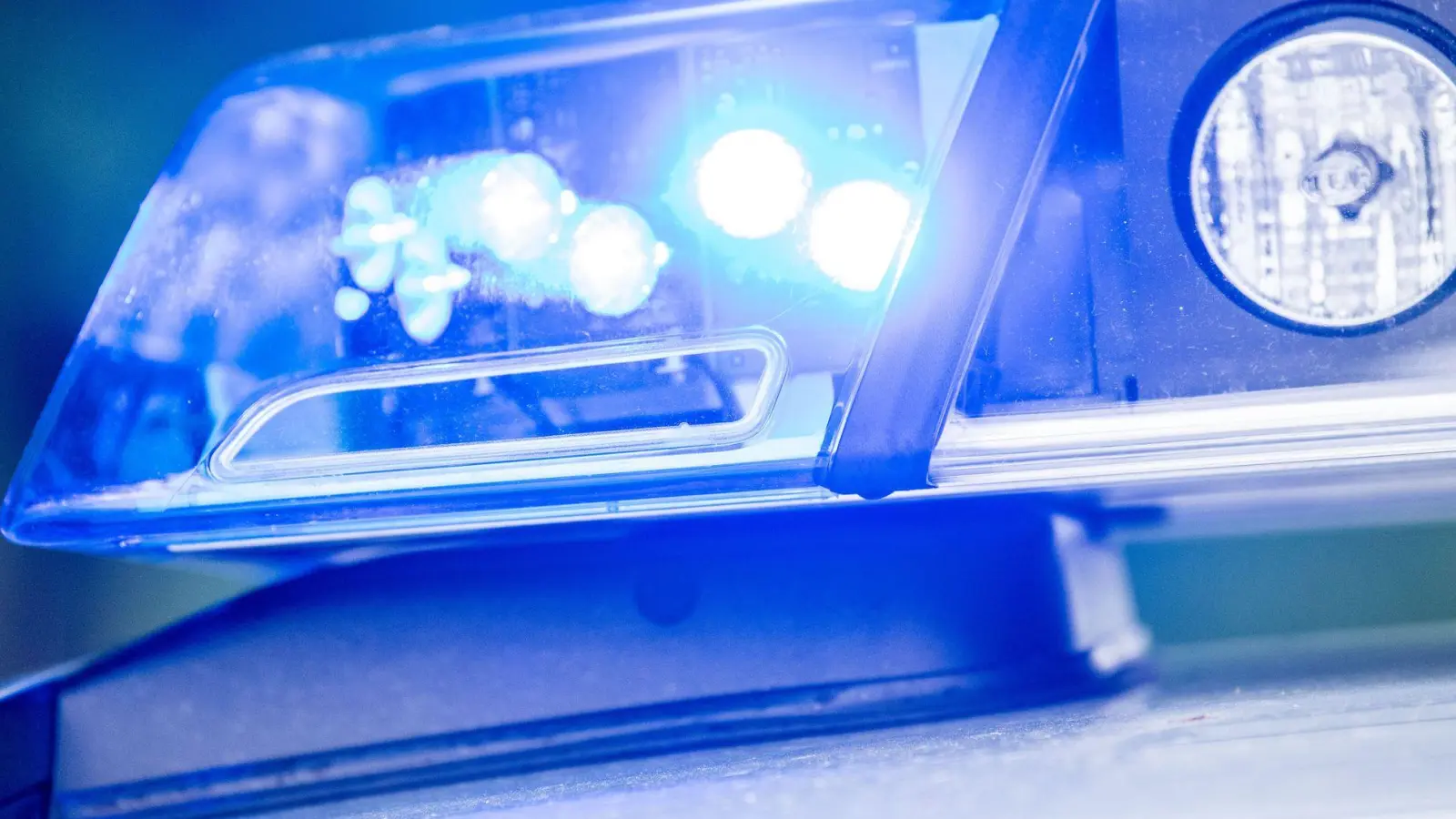 Die Straße soll noch bis mindestens Montag gesperrt bleiben. (Symbolbild) (Foto: Lino Mirgeler/dpa)