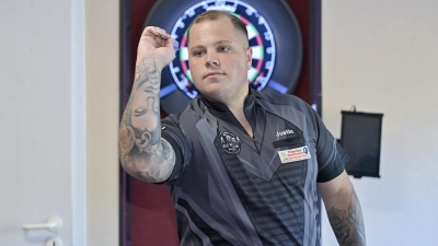 Justin Paul beendete mit seinem 96er-Finish den Spieltag und tütete den Sieg für den DC La Bamba gegen die Dart Fabrik Leipzig ein. (Foto: Martin Rügner)
