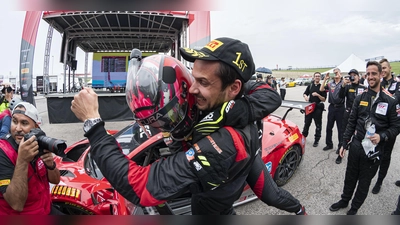 Die pure Freude: Marion Farnbacher herzt seine Teamkollegin Ashton Harrison. (Foto: Chris Green)