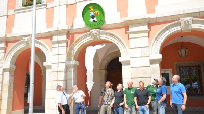 Groß war die Freude, als die Hülle des Stadtwappens am Rathaus fiel. Bürgermeister Klaus Meier (links) atmete auf, denn es lief alle reibungslos. Peter Pabst (Zweiter von links) hatte das Stadtwappen bemalt. (Foto: Christa Frühwald)