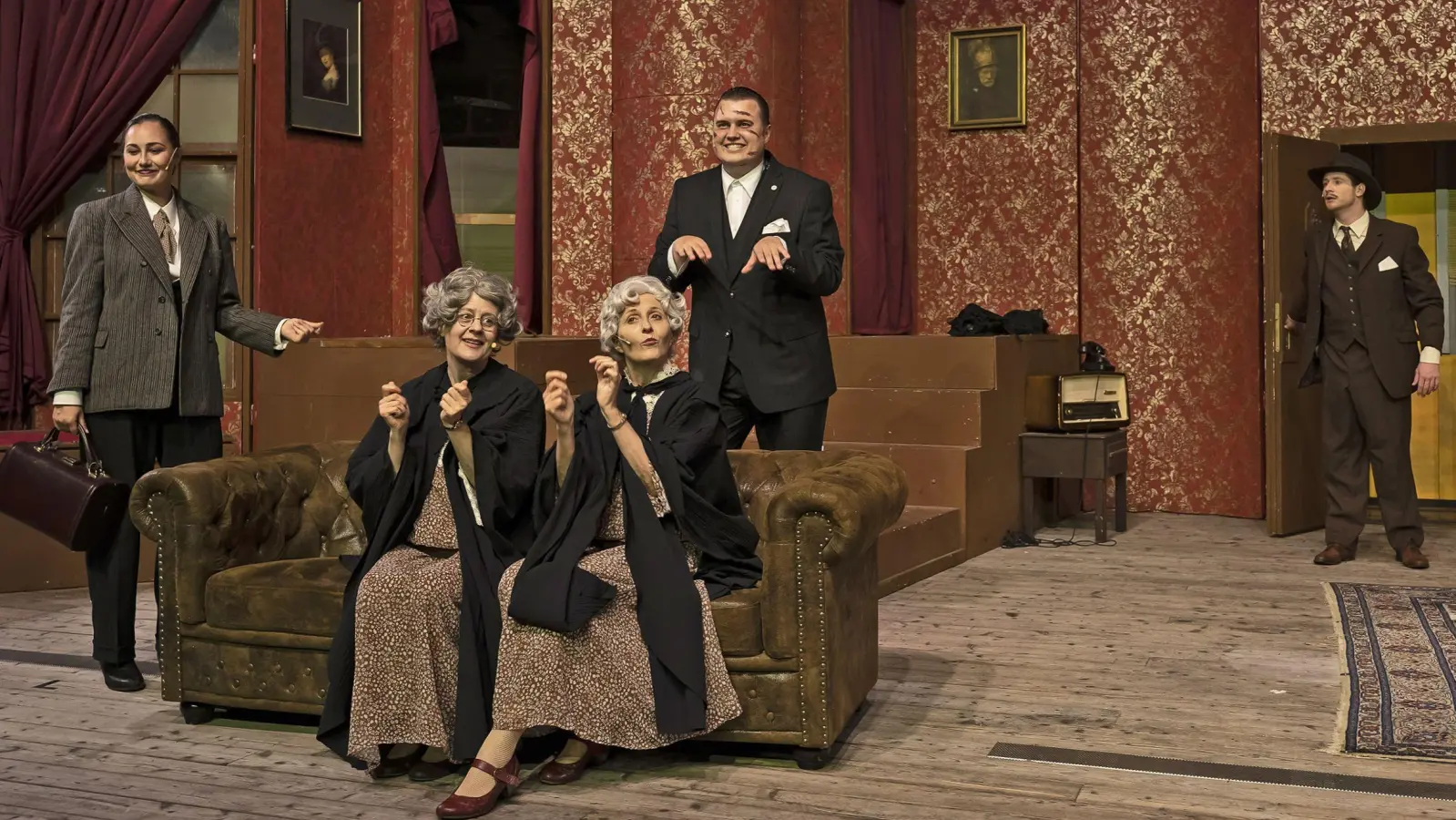 Bei den Brewster-Schwestern braut sich was zusammen – eine Szene mit Lena Matthesws-Noske, Maike Frank, Margarit Ziellenbach, Jan Fritz Meier und Mario Brutschin (von links). (Foto: Landestheater/Hans von Draminski)