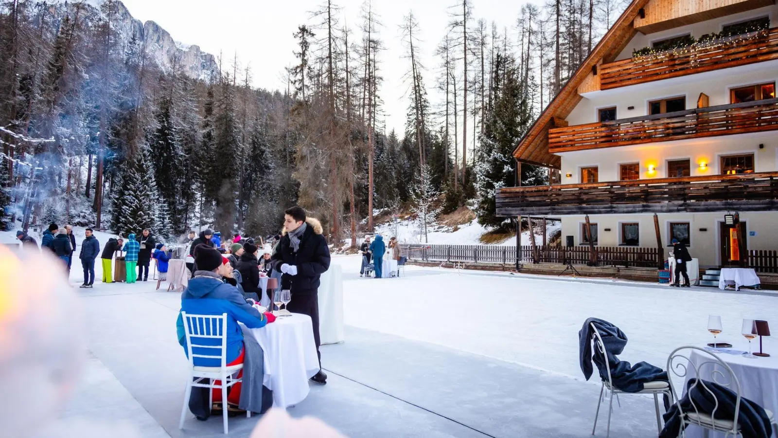 Eisig eingedeckt: speisen auf dem gefrorenen Sompunt-See in Alta Badia. (Foto: Manuel Glira/Alta Badia/dpa-tmn)