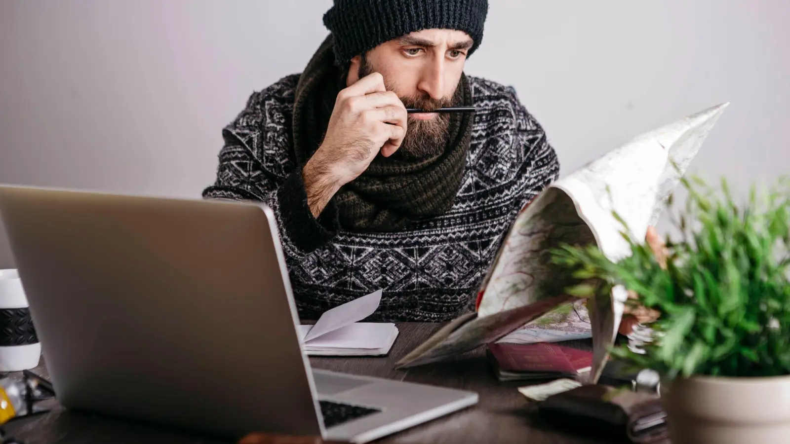 Die Vorbereitung lohnt sich: Wer früh genug den Kalender studiert, kann mit möglichst wenig Urlaubstagen lange Erholungsreisen einplanen. (Foto: Josep Rovirosa/Westend61/dpa-tmn)