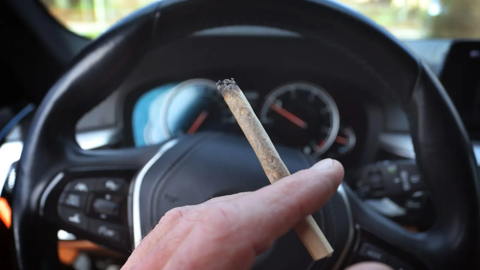 Cannabis am Steuer ist verboten. Nirgends wurden so viele Verstöße festgestellt wie in Bayern. (Ilustration) (Foto: Karl-Josef Hildenbrand/dpa)