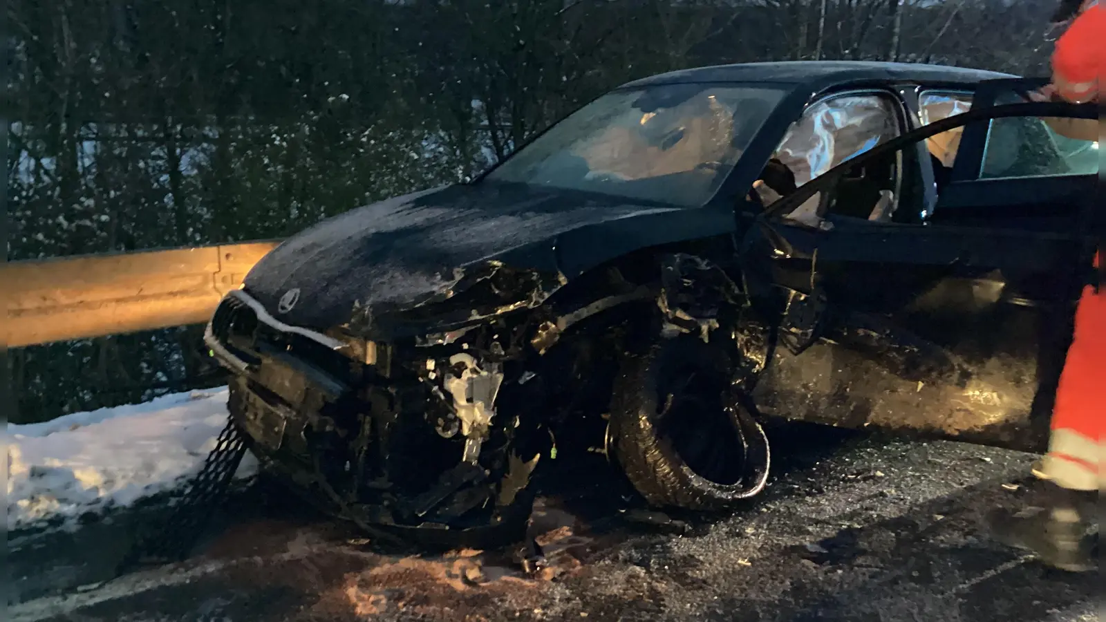 Eines der beschädigten Fahrzeuge nach dem Unfall auf der B13 zwischen Uffenheim und Rudolzhofen am Montagnachmittag. (Foto: Feuerwehr Uffenheim)