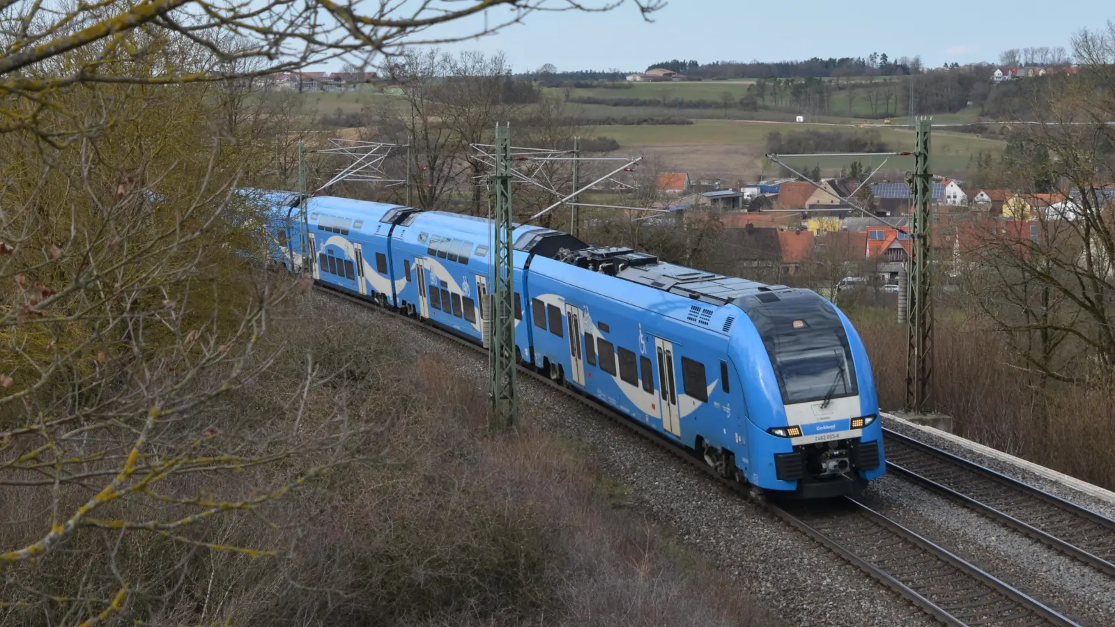 Go-Ahead - hier ein Zug bei Ansbach - kritisiert, dass DB Netz Bauarbeiten am Schienennetz zu spät bekannt gibt, zu schlecht plant und die Bauarbeiten zu schlecht koordiniert (Archivbild: Johannes Hirschlach)