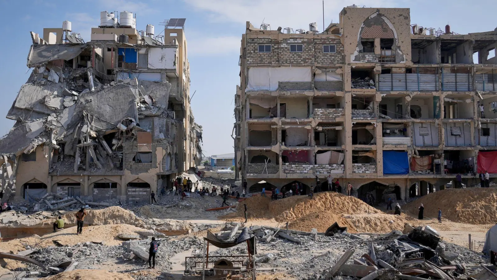 Die Hamas will in den Trümmern im Gazastreifen zwei weitere tote Geiseln geborgen haben. (Archivbild) (Foto: Abdel Kareem Hana/AP/dpa)